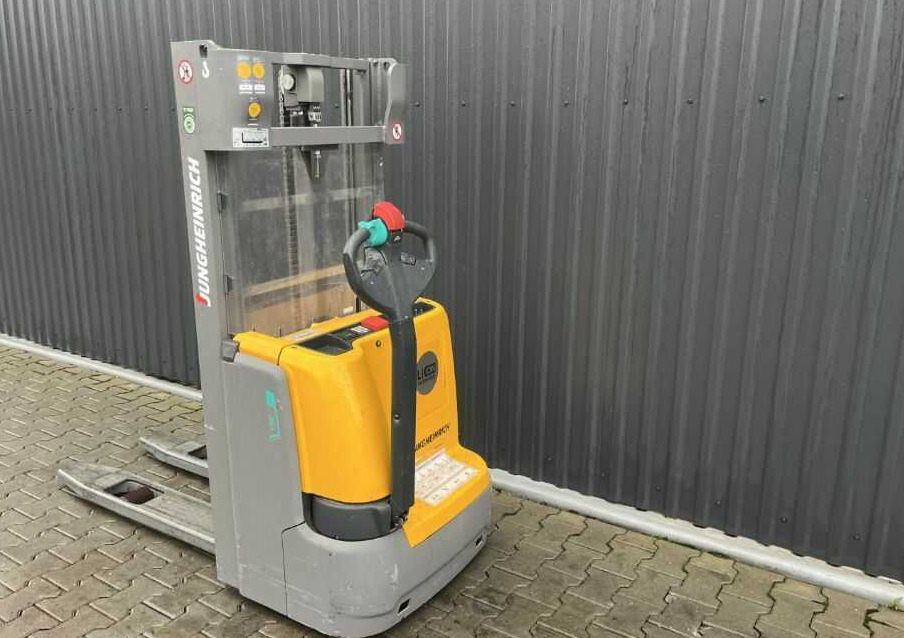 Jungheinrich EJC112 - Emelőtargoncá: 3 kép. Jungheinrich EJC112 - Emelőtargoncá: 3 kép.