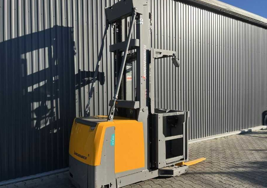 Jungheinrich EKS412s - Komissiózó targoncá: 1 kép. Jungheinrich EKS412s - Komissiózó targoncá: 1 kép.