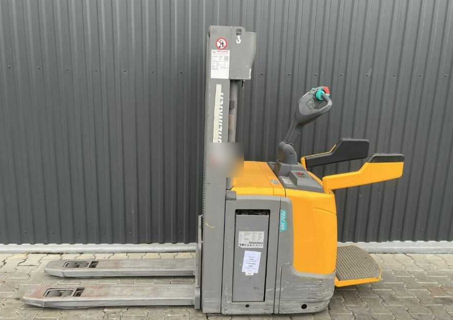 Jungheinrich ERC214z - Emelőtargoncá: 2 kép. Jungheinrich ERC214z - Emelőtargoncá: 2 kép.