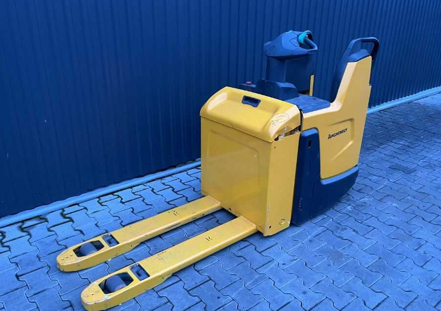 Jungheinrich ERE120 - Kézi raklapemelő: 1 kép. Jungheinrich ERE120 - Kézi raklapemelő: 1 kép.