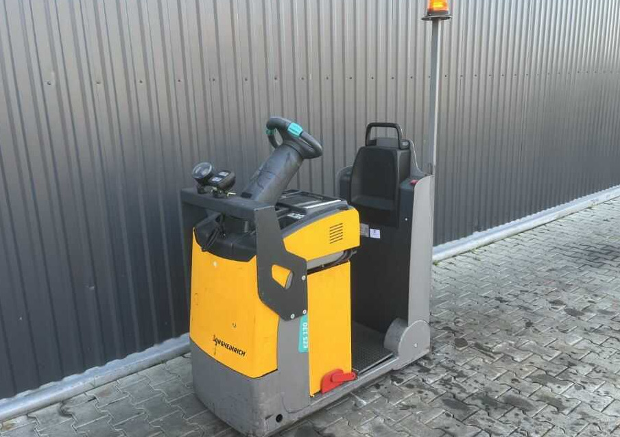 Jungheinrich EZS130 - Elektromos vontató: 1 kép. Jungheinrich EZS130 - Elektromos vontató: 1 kép.