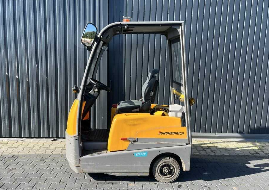 Jungheinrich EZS570 - Elektromos vontató: 2 kép. Jungheinrich EZS570 - Elektromos vontató: 2 kép.
