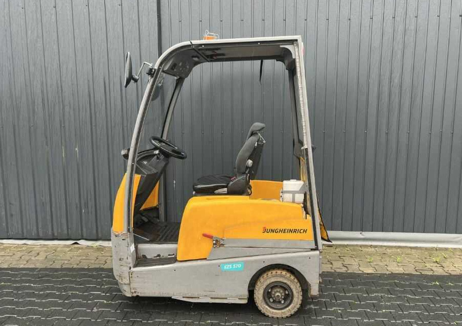 Jungheinrich EZS570 - Elektromos vontató: 2 kép. Jungheinrich EZS570 - Elektromos vontató: 2 kép.