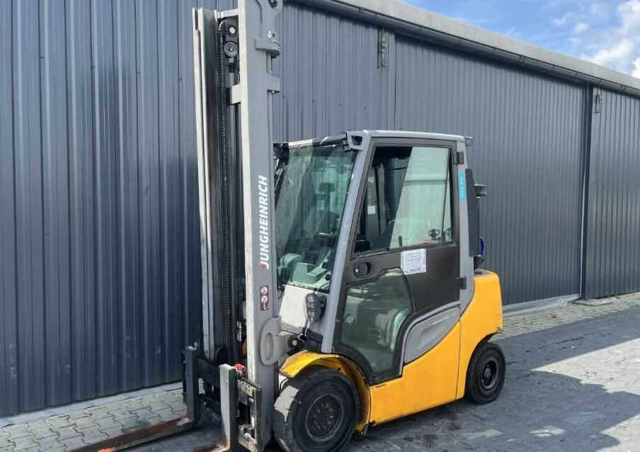 Jungheinrich TFG425s - Gázüzemű targonca: 1 kép. Jungheinrich TFG425s - Gázüzemű targonca: 1 kép.