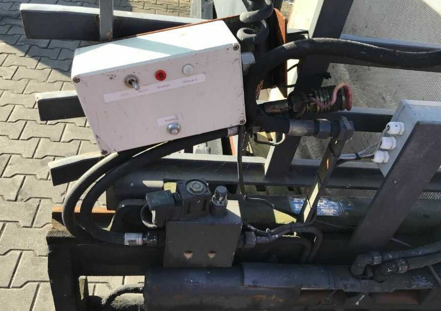 Kaup 2T414-1, Kartonklammer - Bálafogó - Anyagmozgató gép: 1 kép. Kaup 2T414-1, Kartonklammer - Bálafogó - Anyagmozgató gép: 1 kép.