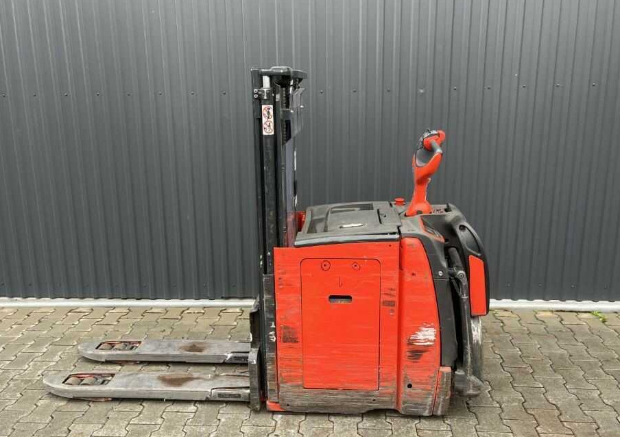 Linde D10AP - Emelőtargoncá: 2 kép. Linde D10AP - Emelőtargoncá: 2 kép.