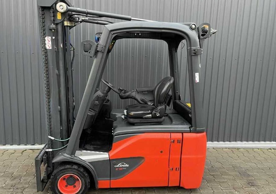 Linde E18-02 - Elektromos targonca: 1 kép. Linde E18-02 - Elektromos targonca: 1 kép.