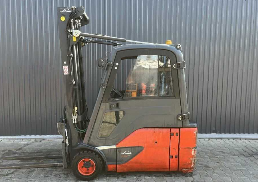 Linde E20L-02 - Elektromos targonca: 2 kép. Linde E20L-02 - Elektromos targonca: 2 kép.