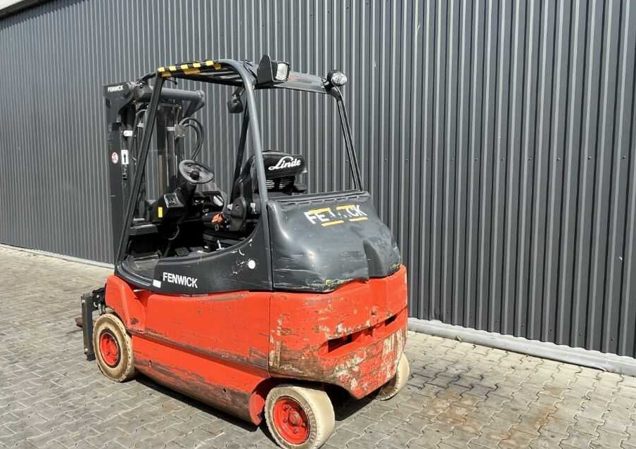 Linde E25 - Elektromos targonca: 3 kép. Linde E25 - Elektromos targonca: 3 kép.