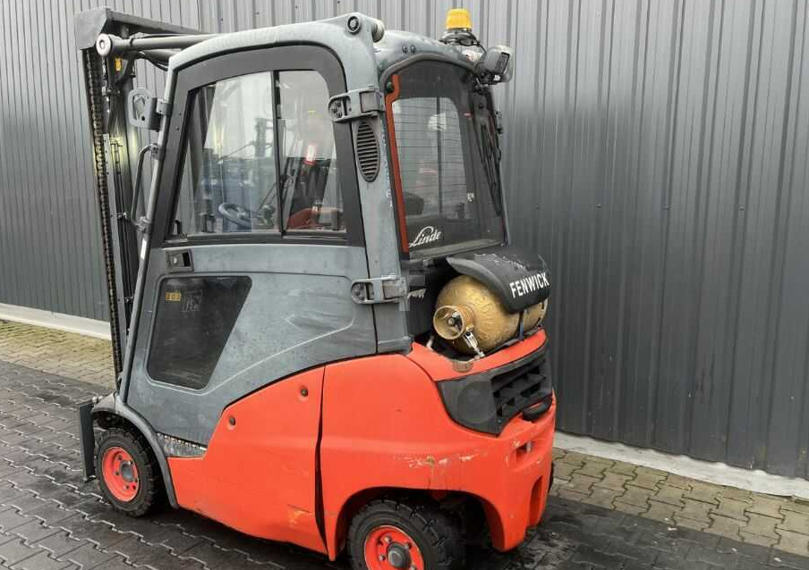 Linde H14T-01 - Gázüzemű targonca: 3 kép. Linde H14T-01 - Gázüzemű targonca: 3 kép.