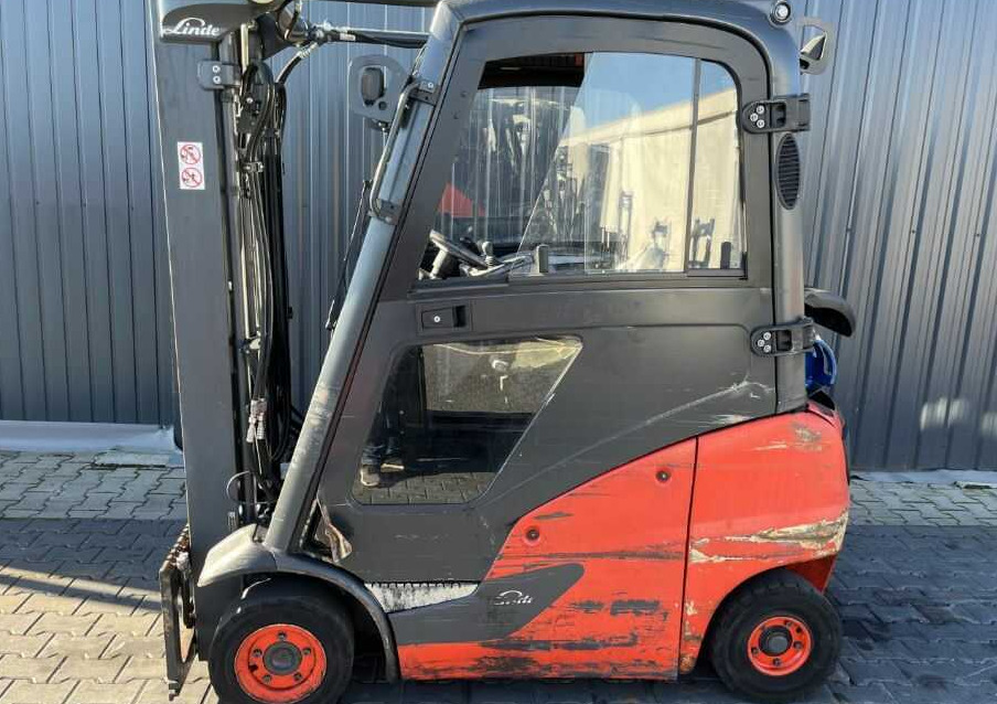 Linde H18T-01 - Gázüzemű targonca: 2 kép. Linde H18T-01 - Gázüzemű targonca: 2 kép.