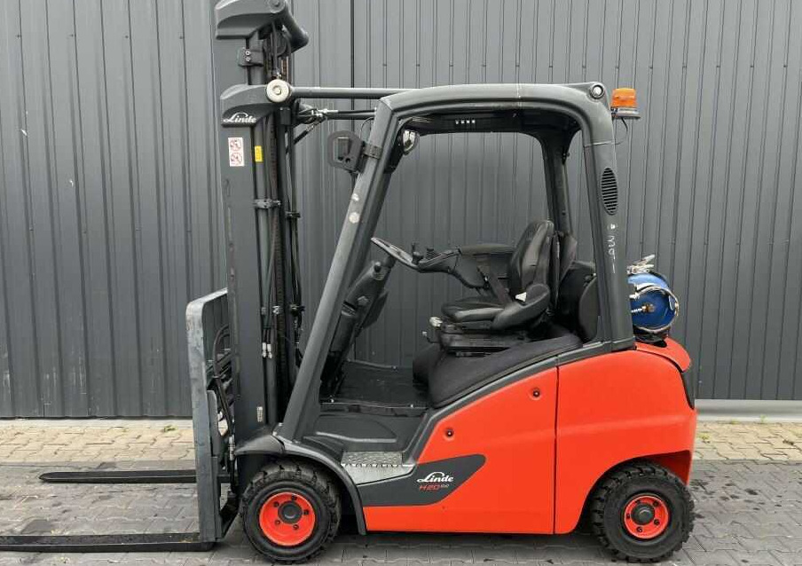 Linde H20T-01 - Gázüzemű targonca: 2 kép. Linde H20T-01 - Gázüzemű targonca: 2 kép.