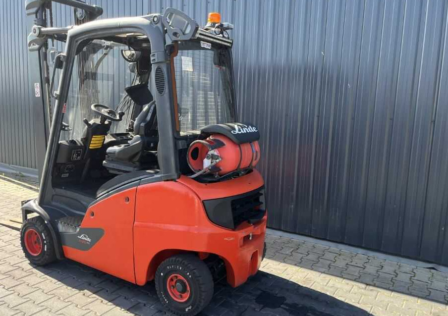 Linde H20T-01 - Gázüzemű targonca: 3 kép. Linde H20T-01 - Gázüzemű targonca: 3 kép.