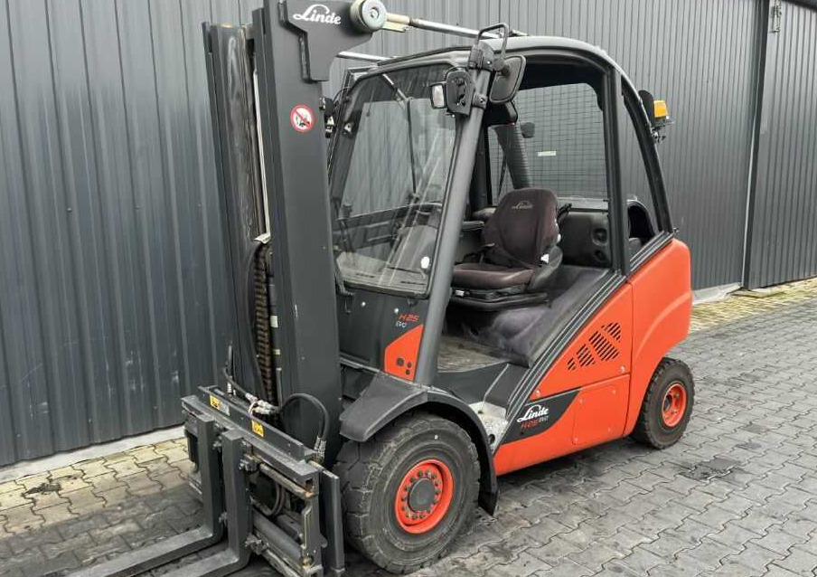 Linde H25T-02/600 - Gázüzemű targonca: 1 kép. Linde H25T-02/600 - Gázüzemű targonca: 1 kép.