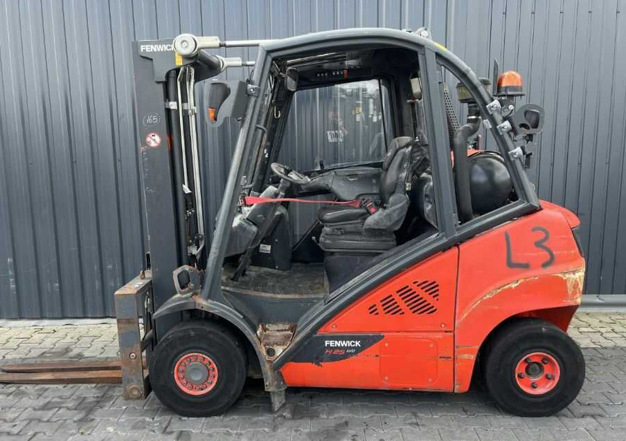 Linde H25T-02 - Gázüzemű targonca: 2 kép. Linde H25T-02 - Gázüzemű targonca: 2 kép.