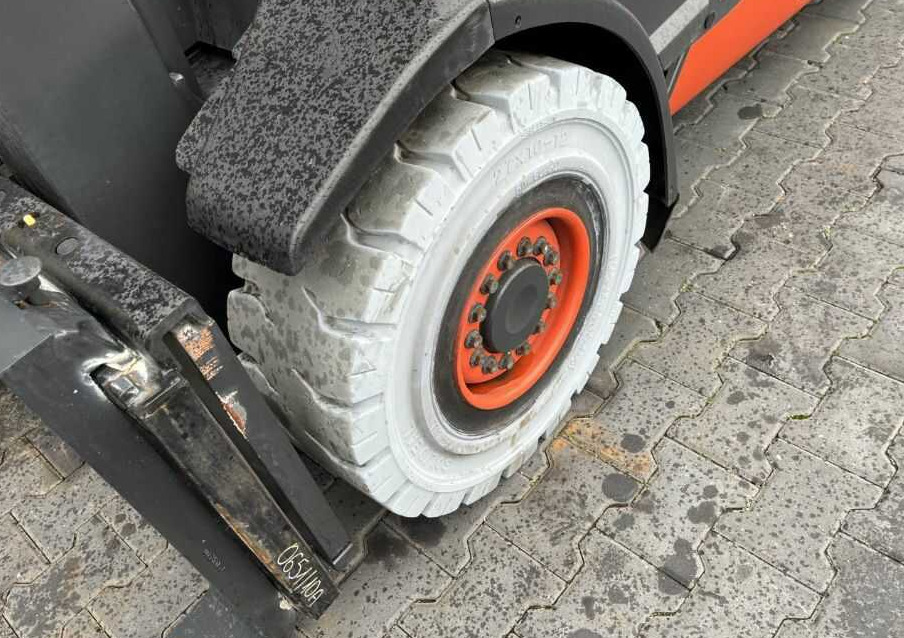 Linde H30T-02 - Gázüzemű targonca: 5 kép. Linde H30T-02 - Gázüzemű targonca: 5 kép.