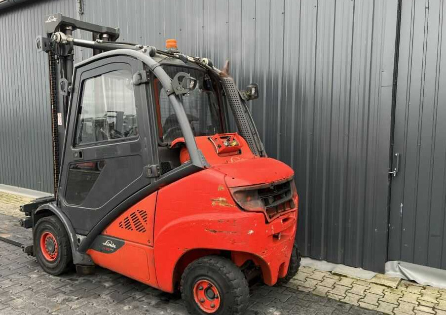 Linde H35T-02 - Gázüzemű targonca: 3 kép. Linde H35T-02 - Gázüzemű targonca: 3 kép.