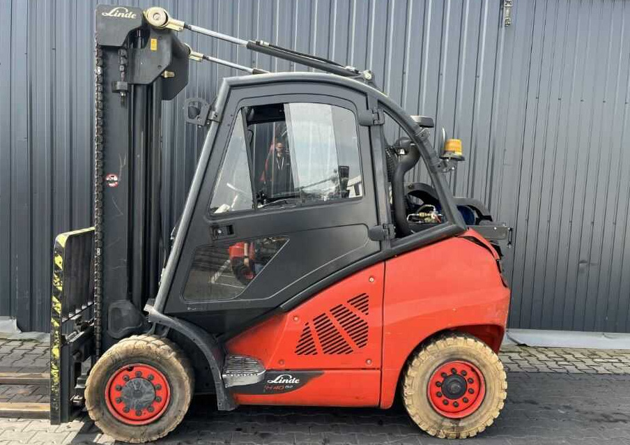 Linde H40T-02 - Gázüzemű targonca: 2 kép. Linde H40T-02 - Gázüzemű targonca: 2 kép.