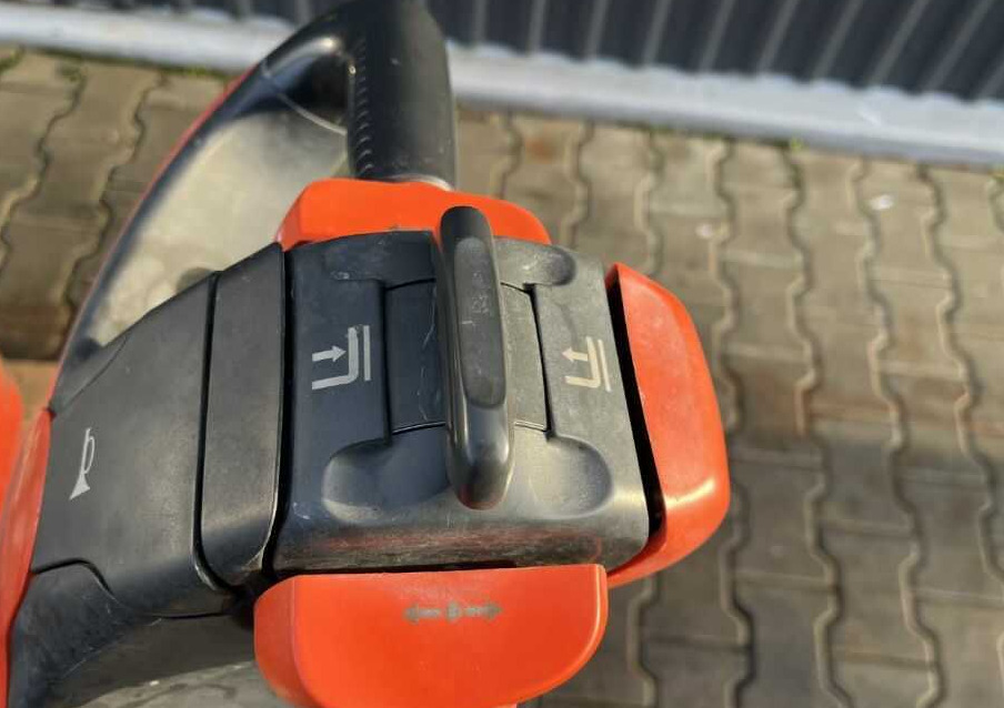Linde L12 - Emelőtargoncá: 3 kép. Linde L12 - Emelőtargoncá: 3 kép.