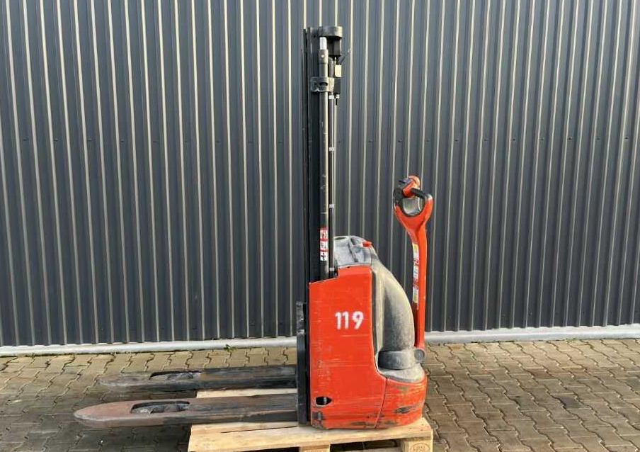 Linde L12 - Emelőtargoncá: 4 kép. Linde L12 - Emelőtargoncá: 4 kép.