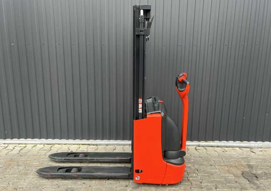 Linde L12 - Emelőtargoncá: 2 kép. Linde L12 - Emelőtargoncá: 2 kép.