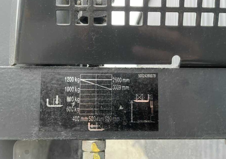 Linde L12 - Emelőtargoncá: 5 kép. Linde L12 - Emelőtargoncá: 5 kép.