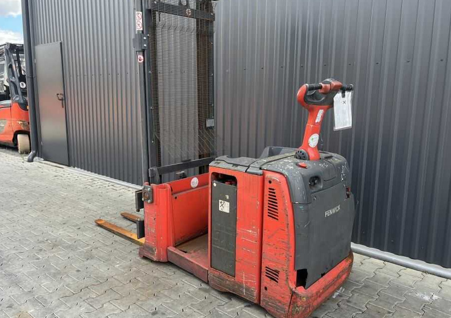 Linde L12AC - Emelőtargoncá: 3 kép. Linde L12AC - Emelőtargoncá: 3 kép.