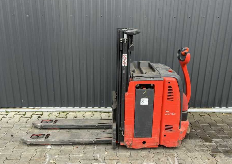 Linde L12L - Emelőtargoncá: 2 kép. Linde L12L - Emelőtargoncá: 2 kép.
