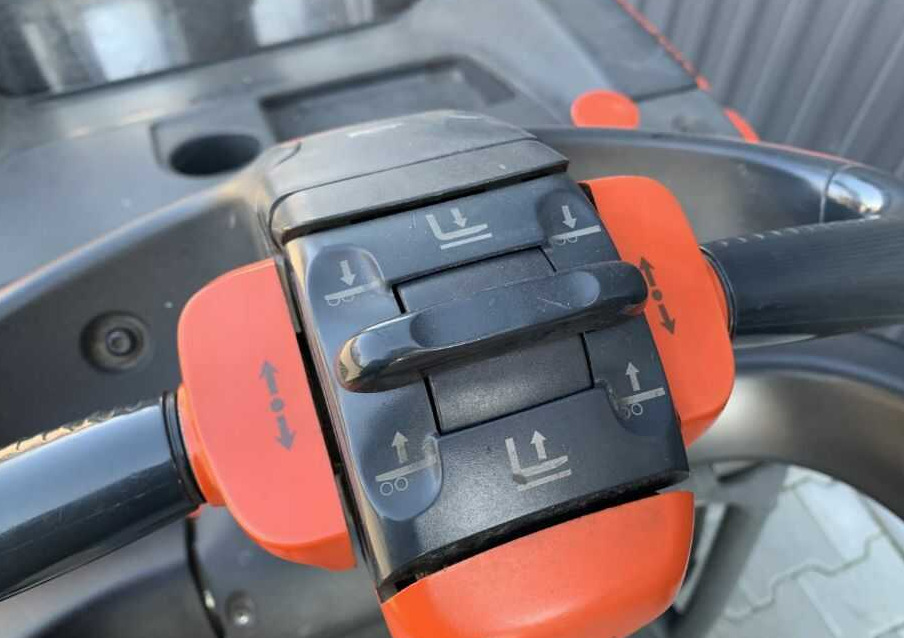 Linde L14AP - Emelőtargoncá: 2 kép. Linde L14AP - Emelőtargoncá: 2 kép.