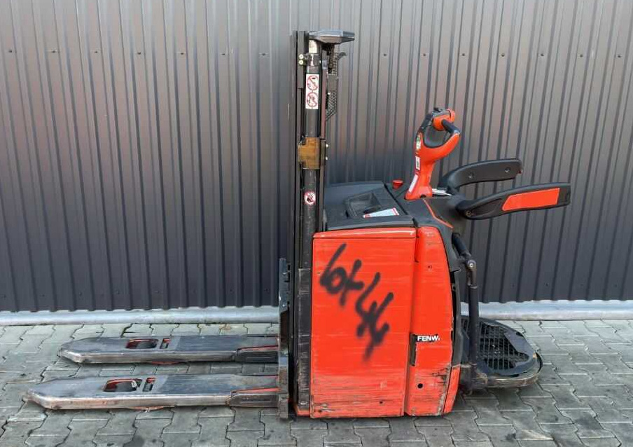 Linde L14lAP - Emelőtargoncá: 2 kép. Linde L14lAP - Emelőtargoncá: 2 kép.
