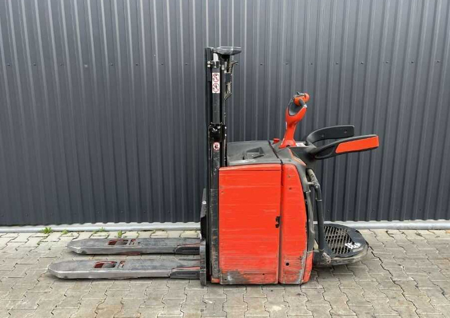 Linde L14lAP - Emelőtargoncá: 2 kép. Linde L14lAP - Emelőtargoncá: 2 kép.