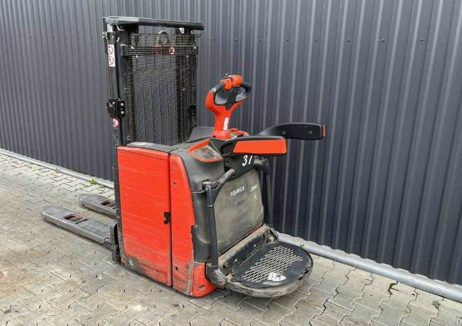 Linde L14lAP - Emelőtargoncá: 3 kép. Linde L14lAP - Emelőtargoncá: 3 kép.