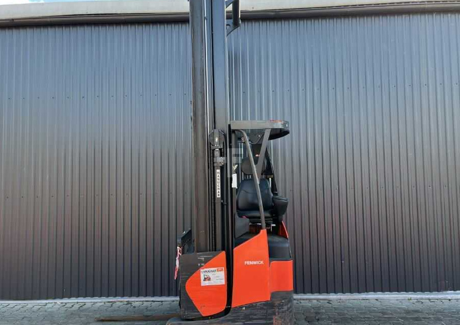 Linde R14X - Tolóoszlopos targoncá: 2 kép. Linde R14X - Tolóoszlopos targoncá: 2 kép.