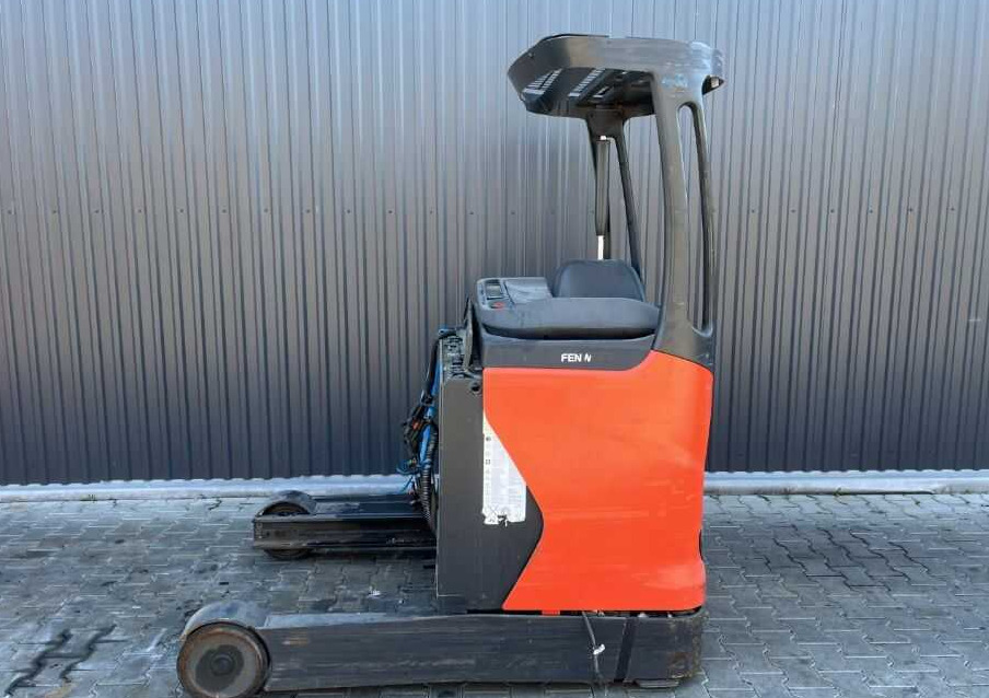 Linde R16 - Tolóoszlopos targoncá: 2 kép. Linde R16 - Tolóoszlopos targoncá: 2 kép.