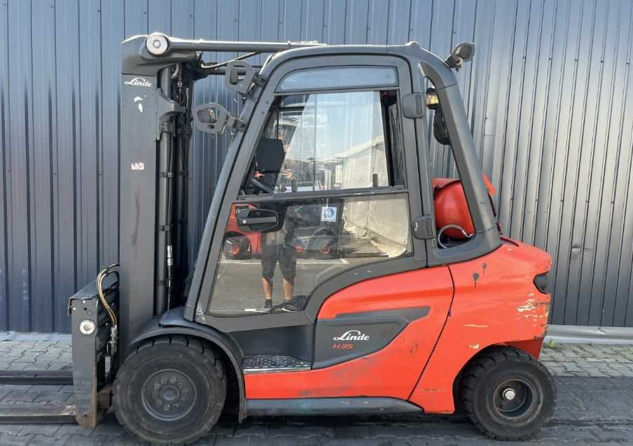 Linde SL15179SP - Gázüzemű targonca: 2 kép. Linde SL15179SP - Gázüzemű targonca: 2 kép.