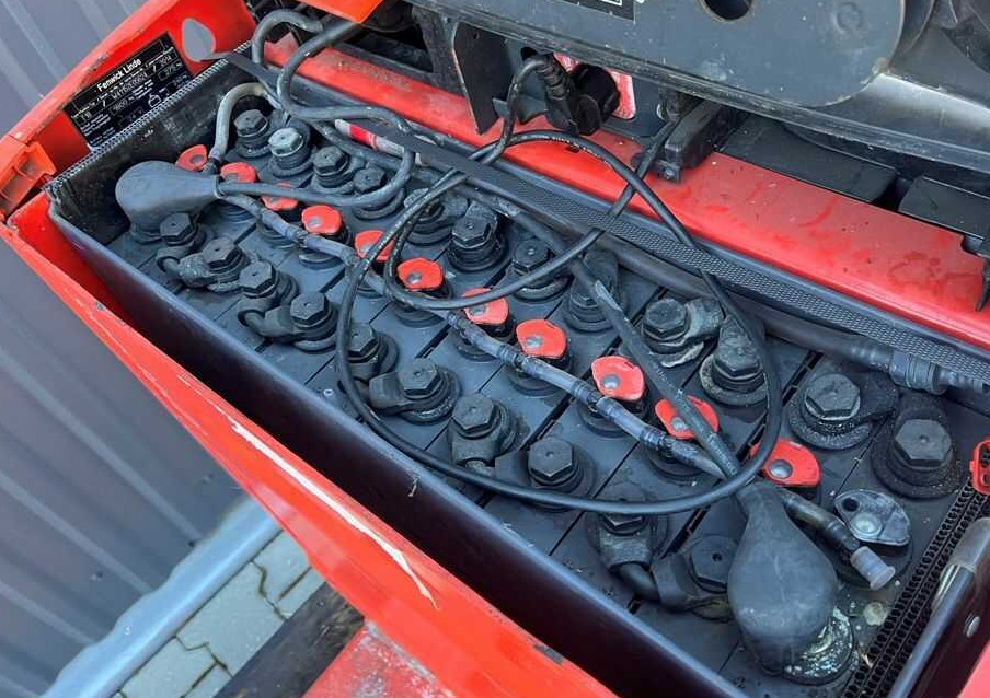 Linde T18 - Kézi raklapemelő: 4 kép. Linde T18 - Kézi raklapemelő: 4 kép.