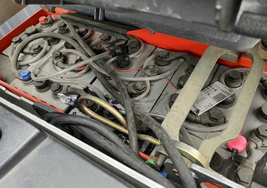 Linde V08-02 - Komissiózó targoncá: 4 kép. Linde V08-02 - Komissiózó targoncá: 4 kép.