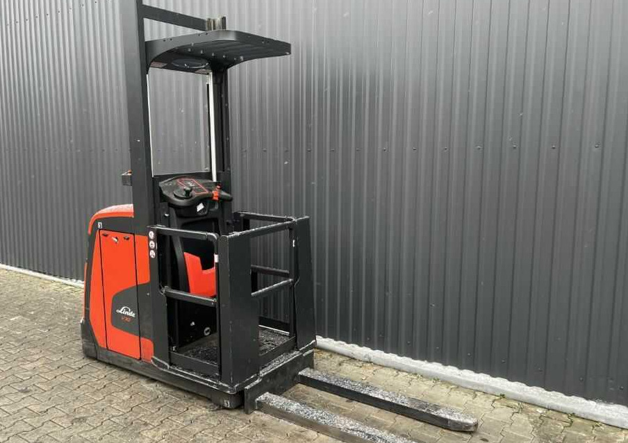Linde V10-02 - Komissiózó targoncá: 3 kép. Linde V10-02 - Komissiózó targoncá: 3 kép.