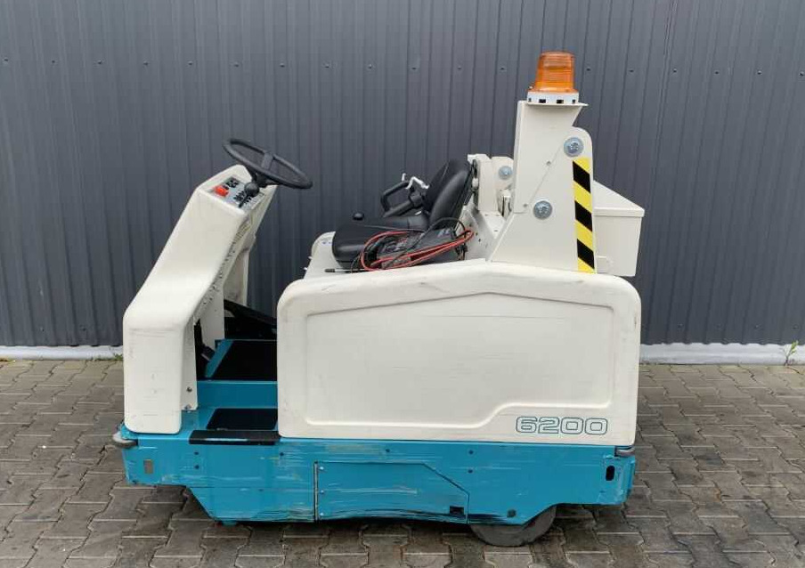 Tennant 6200 - Ipari seprőgép: 2 kép. Tennant 6200 - Ipari seprőgép: 2 kép.