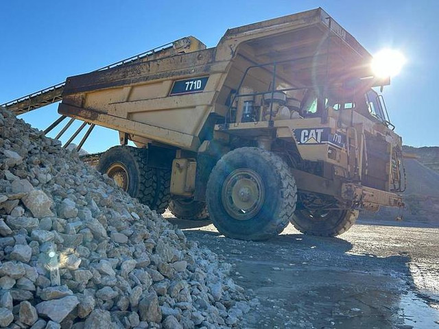 Caterpillar 771D - Dömper: 2 kép. Caterpillar 771D - Dömper: 2 kép.