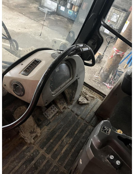 Caterpillar 963D - Lánctalpas homlokrakodó: 5 kép. Caterpillar 963D - Lánctalpas homlokrakodó: 5 kép.