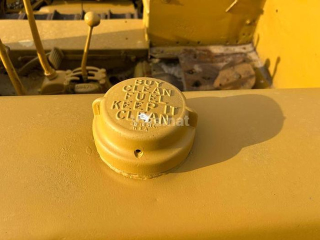 Caterpillar D4 - - Buldózer: 3 kép. Caterpillar D4 - - Buldózer: 3 kép.