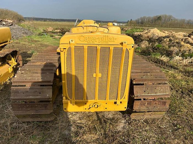 Caterpillar D4 - - Buldózer: 2 kép. Caterpillar D4 - - Buldózer: 2 kép.