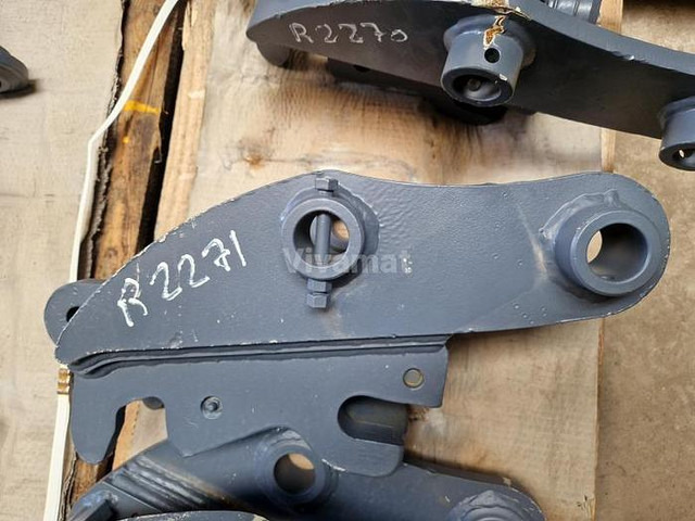 Takeuchi TB230 - Építőipari gépek: 1 kép. Takeuchi TB230 - Építőipari gépek: 1 kép.