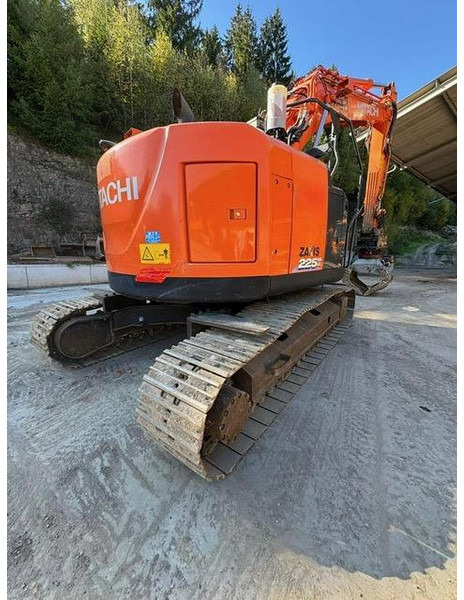 Hitachi ZX225USLC-6 - Kotrógép: 4 kép. Hitachi ZX225USLC-6 - Kotrógép: 4 kép.