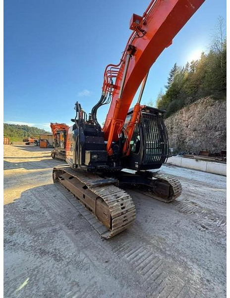 Hitachi ZX225USLC-6 - Kotrógép: 5 kép. Hitachi ZX225USLC-6 - Kotrógép: 5 kép.