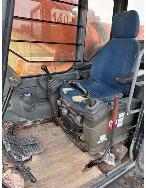 Hitachi ZX650LCH - Lánctalpas kotró: 5 kép. Hitachi ZX650LCH - Lánctalpas kotró: 5 kép.