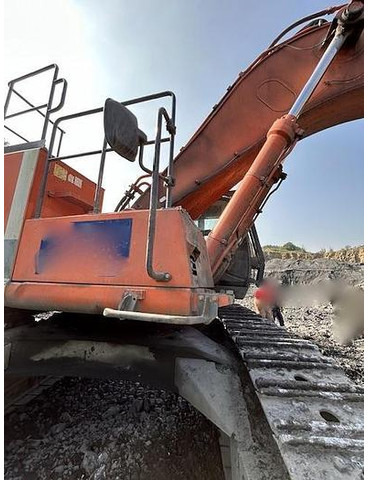 Hitachi ZX670 LCR-3 - Lánctalpas kotró: 2 kép. Hitachi ZX670 LCR-3 - Lánctalpas kotró: 2 kép.