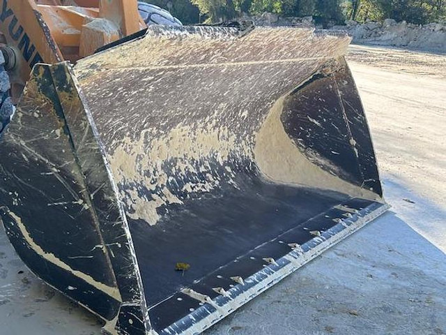 Hyundai HL970 - Rakodógép: 3 kép. Hyundai HL970 - Rakodógép: 3 kép.