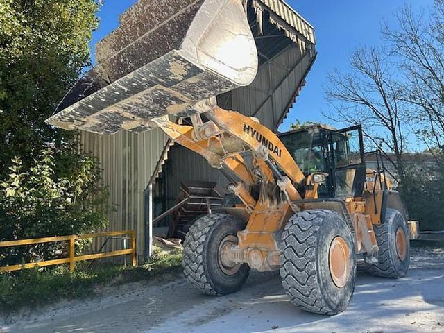 Hyundai HL970 - Rakodógép: 2 kép. Hyundai HL970 - Rakodógép: 2 kép.